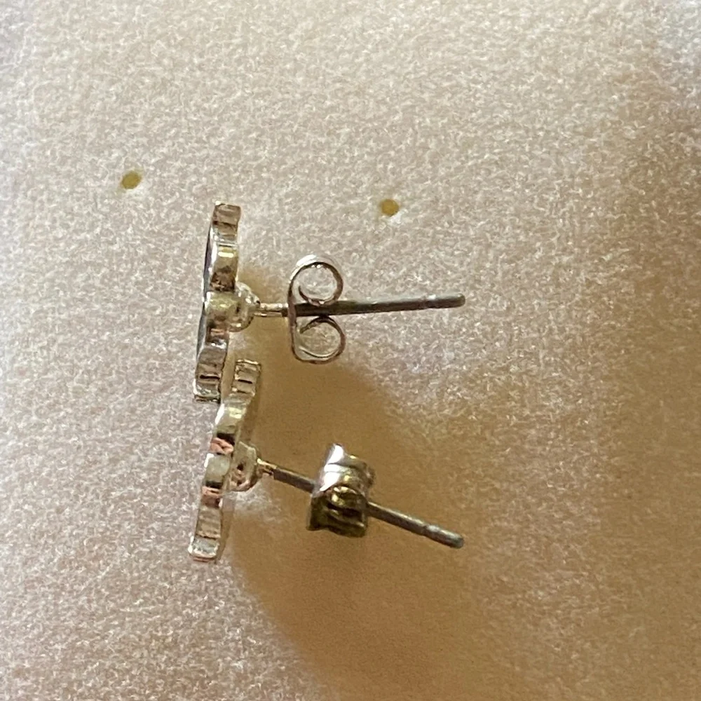 🎉Silver Mustache Shaped Earrings Fun and Quirky Studs - Picture 4 of 4